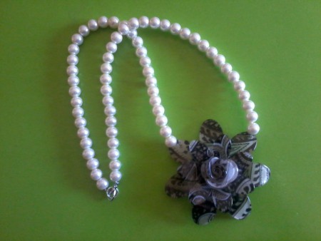COLLANA CON ROSA CON PERLE COLORE PERLA